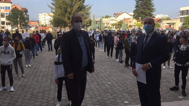 Filloi mësimi në shkollat e komunës së Vitisë
