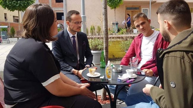 Vetëvendosje: Takim me studentë dhe të rinj, temë e bashkëbisedës problemet që konsiderohen si barriera e pengesa për zhvillimin e tyre