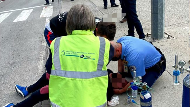 Zyrtari policor ndihmon qytetarin që humbi ndjenjat dhe u rrëzua në tokë