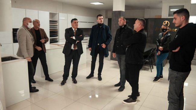 Kryetari Haziri viziton biznesin familjar Art Dekor, i uron për sukseset e arritura