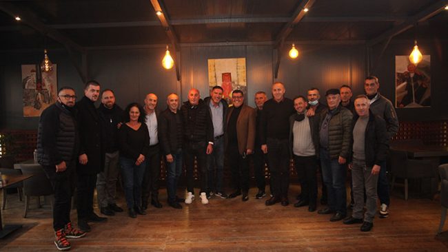Haziri takohet me pronarët e autoshkollave, zotohet për krijim të mundësive më të mira të operimit