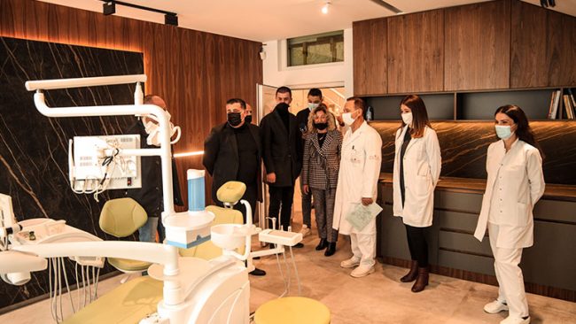 Haziri falënderon Diagnozën për kontributin e madh në mjekimin e popullatës: Ka qenë akademi e shëndetësisë së Gjilanit në vitet 90-ta