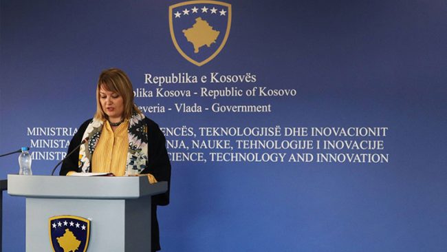 Një pjesë e madhe e shkollave po punojnë me prani fizike dhe orë të plotë mësimore