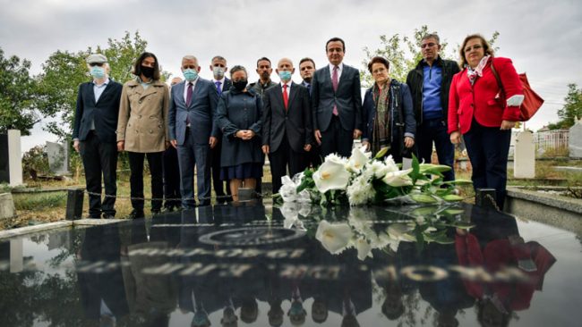 Kryeministri Kurti vuri kurora lulesh dhe bëri homazhe para varrit të profesorit Ejup Statovci
