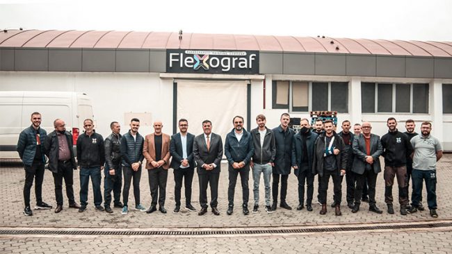 Lutfi Haziri viziton kompaninë Flexograf, e përgëzon për sukseset dhe rritjen prodhimit për eksport në Europë