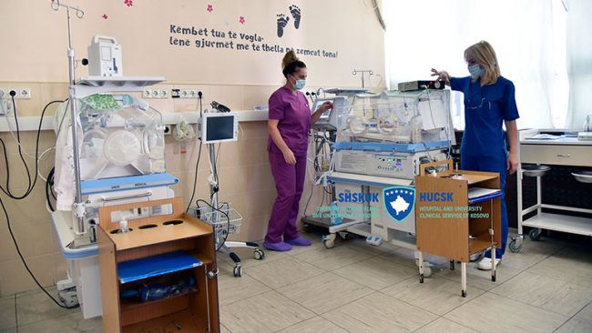Foshnja e lindur para kohe, me probleme shëndetësore, pas 44 ditësh trajtim lirohet në shtëpi në gjendje të mirë shëndetësore