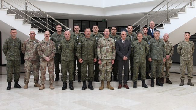 Pjesëtarët e FSK-së dekorohen me medalje pas kthimit nga misioni i parë ushtarak i FSK-së jashtë vendit