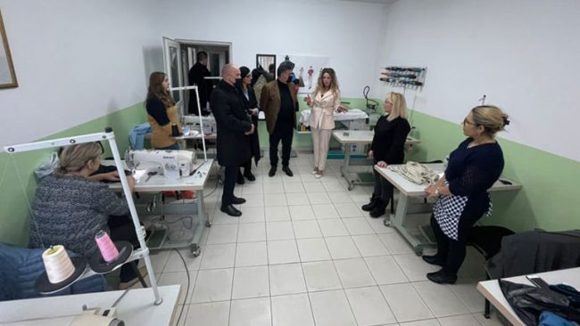 Haziri përgëzon shoqatën kulturore “Gilan” për aftësimin profesional në rrobaqepësi të 530 grave