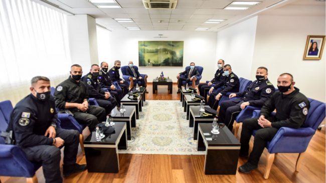 Kryeministri Kurti priti në takim menaxhmentin e Policisë së Kosovës, i falënderoi për angazhimin profesional në mbrojtje të rendit dhe ligjit