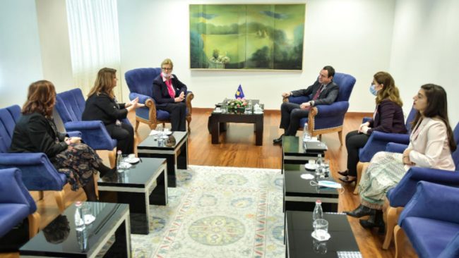 Kryeministri Kurti priti në takim avokueset e veprimtarisë së Qendrës Kosovare për Luftimin e Kancerit të Gjirit