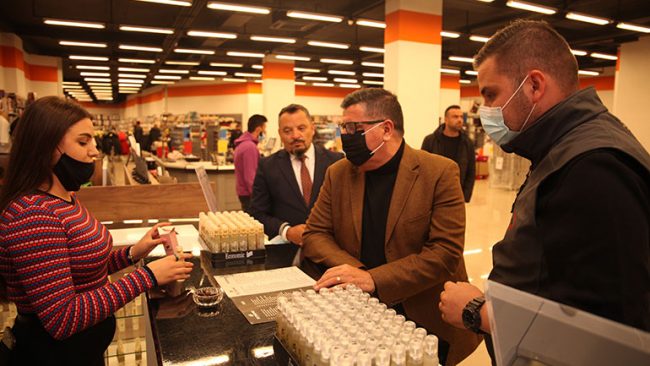 Haziri viziton dy biznese që udhëhiqen nga gratë dhe njërën nga pikat e Led Com