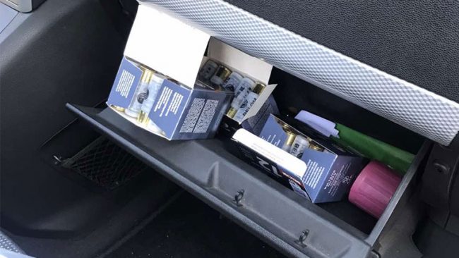 Arrestohen dy të dyshuar për përfshirje në veprën penale “Import, eksport, furnizim, transportim, prodhim, këmbim, ndërmjetësim ose shitja e paautorizuar e armeve apo materieve plasëse”