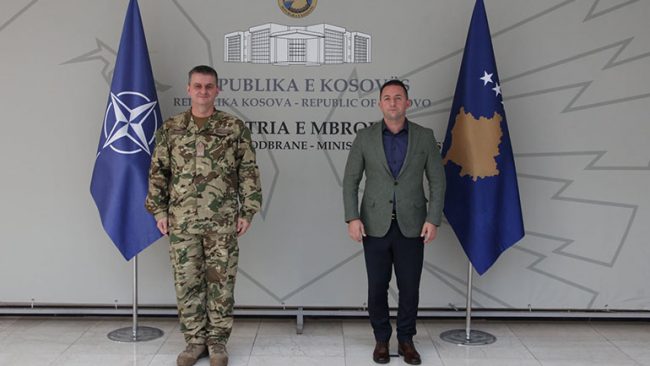 Ministri i Mbrojtjes, Armend Mehaj priti në takim komandantin e ri të KFOR-it, gjeneral major Ferenc Kajari