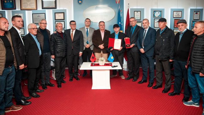 Presidenti Ilir Meta dekoron mësuesin dhe kryengritësin nga Gjilani, Mustafë Koka, me titullin “Kalorës i urdhrit të flamurit”