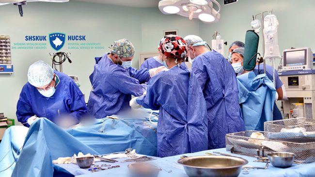 Në Klinikën e Kardiokirurgjisë kryhet me sukses të plotë një operacion i trefishtë dhe i komplikuar