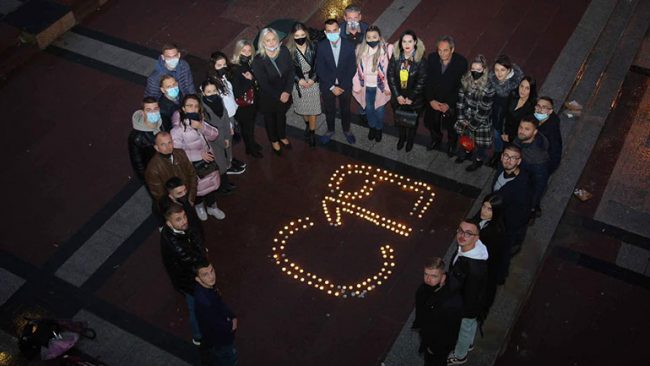 PDK: Ndezëm qirinjtë në nderim për të gjithë familjarët që humbën më të dashurit e tyre nga COVID-19