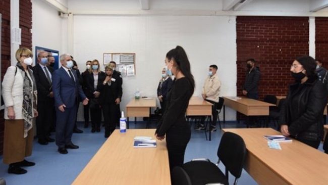 Të rinjtë e komuniteteve jo-shumicë, po informohen rreth konkursit për zyrtarë policorë dhe inkurajohen për aplikim