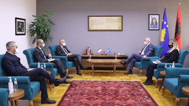 Ministri Sveçla priti në takim ambasadorin italian, Antonello De Riu