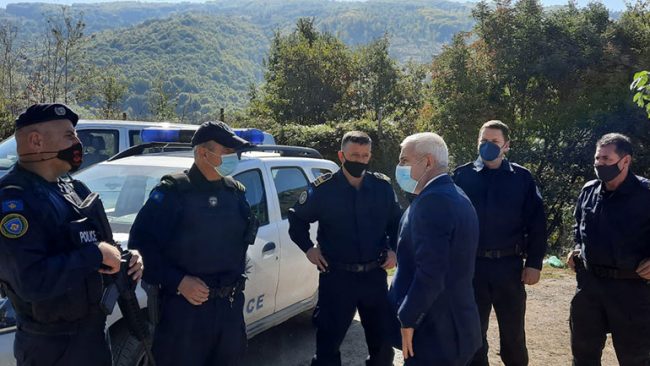 Ministri Sveçla shikoi nga afër fillimin e zbatimit të marrëveshjes së arritur në Bruksel për vendosjen e stikersave në targa