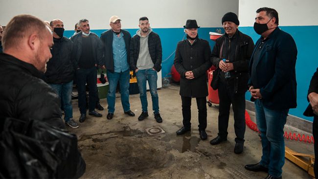 Lutfi Haziri viziton kompaninë e taksive Luli, i përgëzon pronarët për punën dhe gjenerimit e vendeve të punës