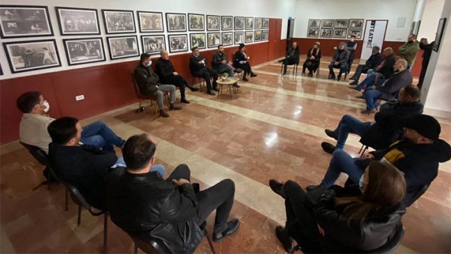 Lutfi Haziri zhvillon takim me aktorët e Teatrit të Gjilanit: Kalendari i shfaqjeve na ka bërë krenarë të gjithëve