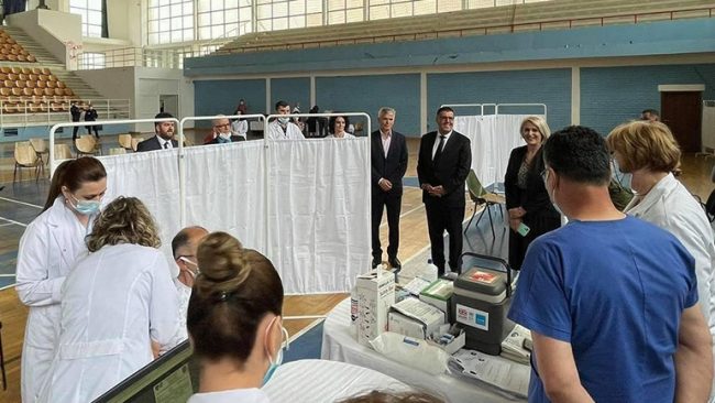 Haziri: Nga e hëna, gjilanasit mund të vaksinohen kundër COVID-19 te QMF Dardania