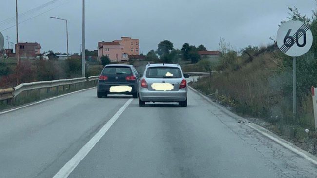 Gjobitet drejtuesi i veturës për tejkalim në vijë të plotë