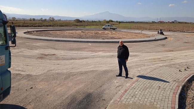 Kreu i Vitisë vizitoi zonën ekonomike ku po bëhet kompletimi i infrastrukturës rrugore