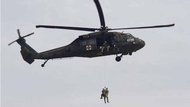 Instruktorët ushtarakë amerikan stërvitin kadetët e Akademisë së Mbrojtjes