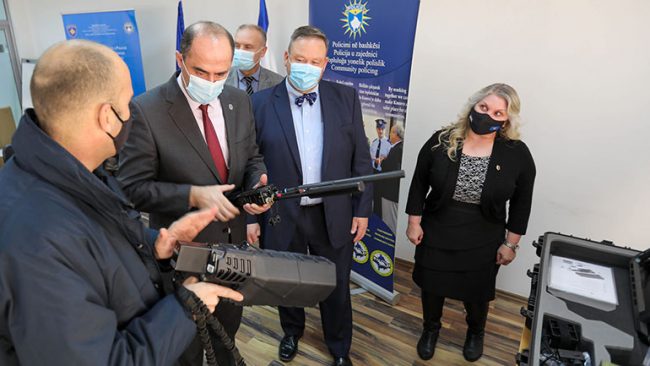Polciia pranon një doancion nga Byroja Ndërkombëtare për Narkotikë dhe Zbatim të Ligjit- Ambasada Amerikane në Kosovë