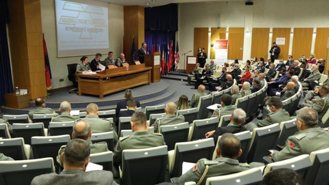 Zëvendëskomandanti i FSK-së Gjeneral Cikaqi ishte pjesë e konferencës shkencore për Sigurinë në Tiranë