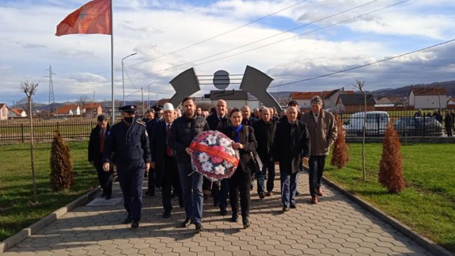 Komuna e Vitisë me rastin e 28 Nëntorit bënë homazhe në varrezat e dëshmorëve në Viti