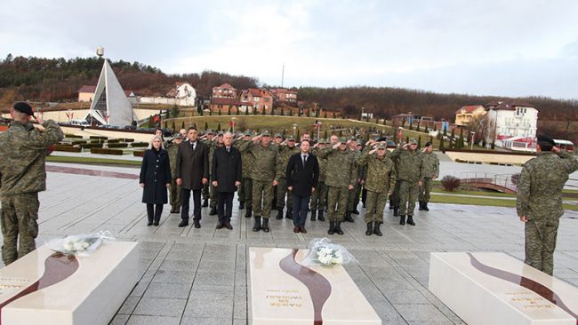Ministri Mehaj dhe Komandanti i FSK, gjeneral Rama, bënë homazhe te Kompleksi Memorial “Adem Jashari”