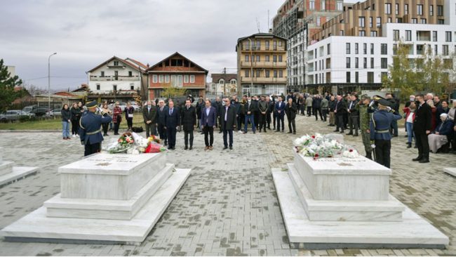 Kryeministri Kurti bëri homazhe te varret e heronjve, Afrim Zhitia dhe Fahri Fazliu