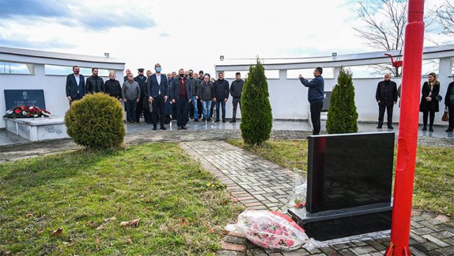 Kamenicë: Bëhen homazhe tek varrezat e dëshmorëve për nder të Festës së 28 Nëntorit