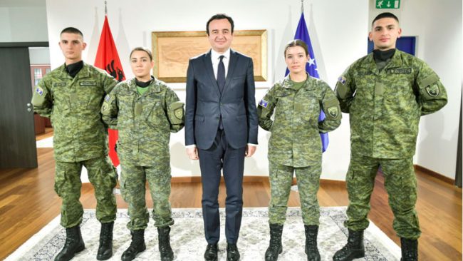 Kryeministri Kurti takohet me kadetë të FSK-së, studentë të Akademisë së Forcave të Armatosura të Shqipërisë