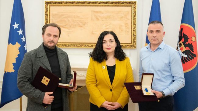 Presidentja Osmani dekoroi Bekim Kastratin e Besim Dajakun me urdhrin “Hasan Prishtina”