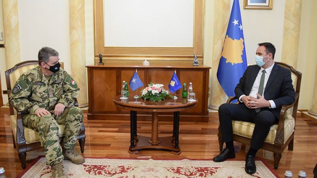 Kryetari i Kuvendit, Glauk Konjufca priti në takim komandantin e ri të KFOR-it, gjeneralmajor Ferenc Kajári