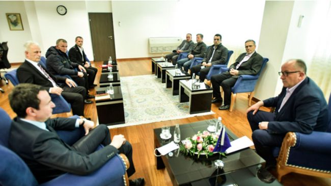 Kryeministri Kurti priti në takim përfaqësuesit e familjeve të heronjve dhe dëshmorëve të kombit