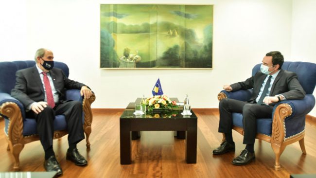 Kryeministri Kurti priti në takim drejtorin e Divizionit të Euroazisë në “Zërin e Amerikës”, Elez Biberaj