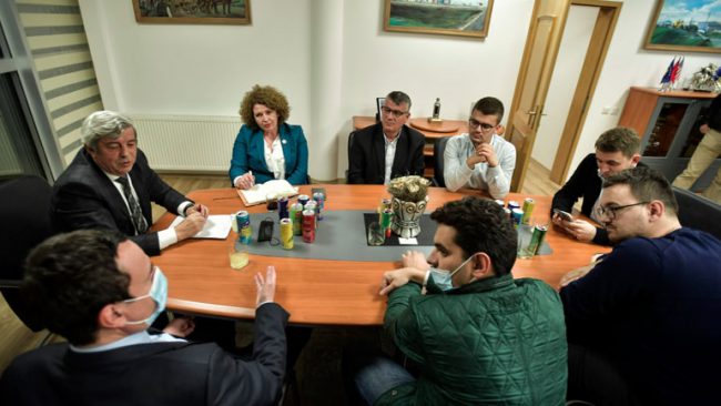 Kryeministri Kurti vizitoi prodhuesin e pijeve natyrale dhe të gazuara