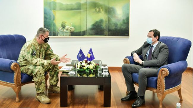 Kryeministri Kurti priti në takim komandantin e KFOR-it, Gjeneral Major Ferenc Kajári