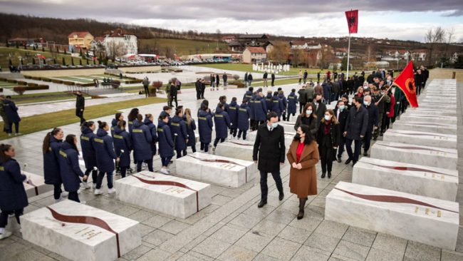 Kryeministri Kurti në Prekaz: Përkulemi dhe nderojmë ata që sakrifikuan e u flijuan për liri, pavarësi e bashkim