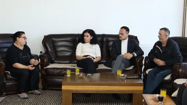 Alban Hyseni viziton një familje strehuese, zotohet për mbështetje edhe nga niveli lokal