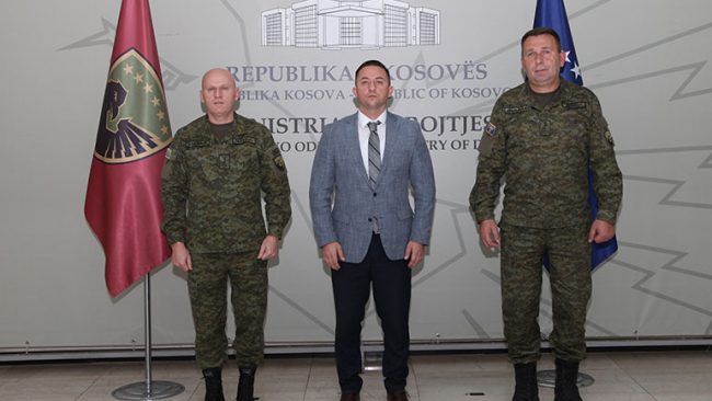 Në Ministrinë e Mbrojtjes bëhet pranim dorëzimi i detyrës së Komandantit të FSK-së nga gjeneral Rama dhe gjeneral Jashari