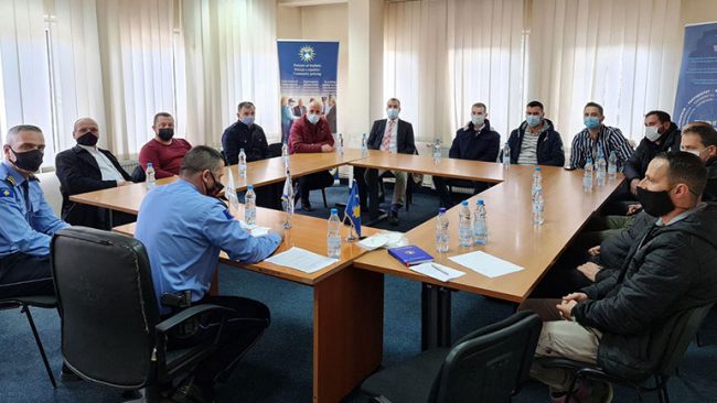Kamenicë: Policia e Kosovës në takim me përfaqësuesit e bankave, pompave të karburanteve si dhe pronarët e argjendarive