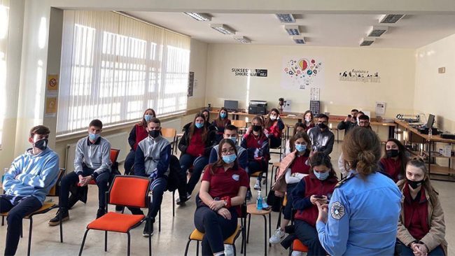 Sesion informues me nxënësit e gjimnazit “Xhavit Ahmeti” në Gjilan rreth punës që bënë policia