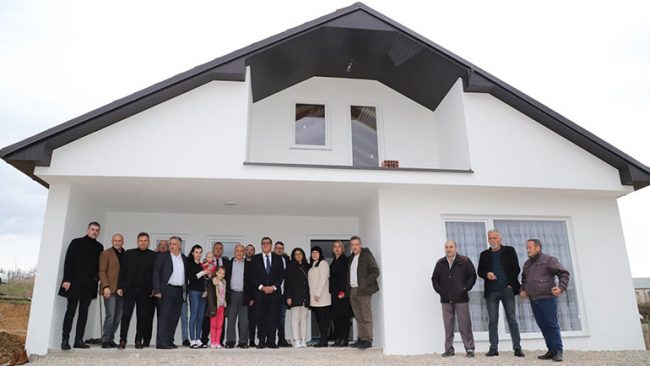 Familja e Muzafer e Fitore Arifit bëhet me shtëpi të re, donatori mbetet anonim