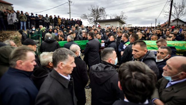 Kryeministri Kurti merr pjesë në varrimin e dy nxënësve që u vranë në Gllogjan