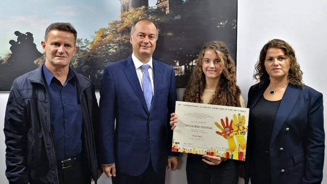 Vesa Agaj nga Shkolla Fillore “Skënderbeu” në Hogosht, fituese e diplomës në Konkursin Ndërkombëtar Arti i Fëmijëve Lidice